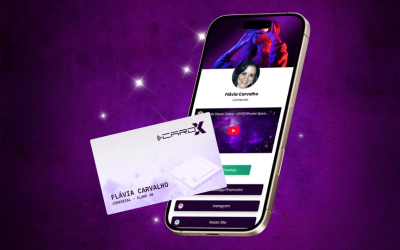 Pessoa aproximando cartão NFC no celular para compartilhar contato profissional