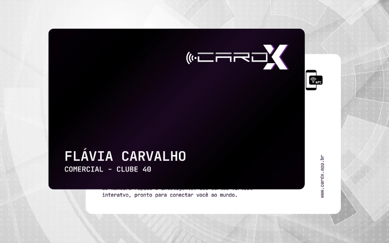 Cartão NFC personalizado com detalhe do chip e QR Code